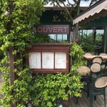 Porte menu en bois et caisson aluminium avec texte en leds en point par point