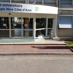 Signalétique de l'IUT de Nice : enseignes, totems, flèches directionnelles sur murs ou poteaux sur l'ensemble du campus