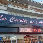 Lettres découpées en rétroéclairage par l'ajourage de l'enseigne caisson (caisson alu ajouré plexi)